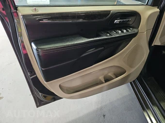 2016 Chrysler Town & Country Touring 121.2" WB - miniatura 9