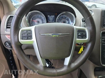 2016 Chrysler Town & Country Touring L Anniversary Edition 121.2" WB – miniatura 10
