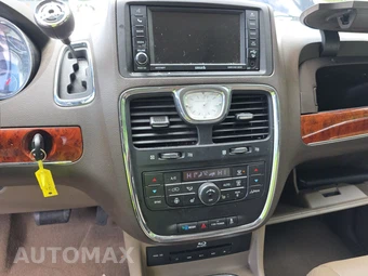 2016 Chrysler Town & Country Touring L Anniversary Edition 121.2" WB – miniatura 11