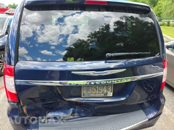 2016 Chrysler Town & Country Touring L Anniversary Edition 121.2" WB – miniatura 17
