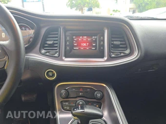 2016 Dodge Challenger SXT – miniatura 10