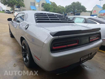2016 Dodge Challenger SXT – miniatura 2