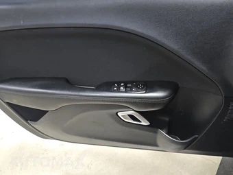 2016 Dodge Challenger SXT - miniatura 9