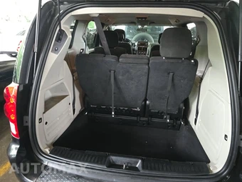 2016 Dodge Grand Caravan SXT 121.2" WB – miniatura 17
