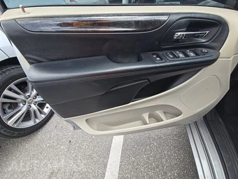 2016 Dodge Grand Caravan SXT 121.2" WB – miniatura 9