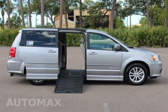 2016 Dodge Grand Caravan SXT 121.2" WB - miniatura 2