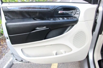 2016 Dodge Grand Caravan SXT 121.2" WB - miniatura 42