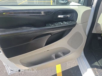 2016 Dodge Grand Caravan SXT 121.2" WB – miniatura 9