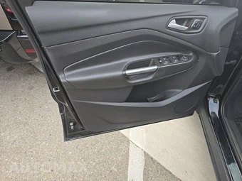 2016 Ford Escape Titanium – miniatura 9