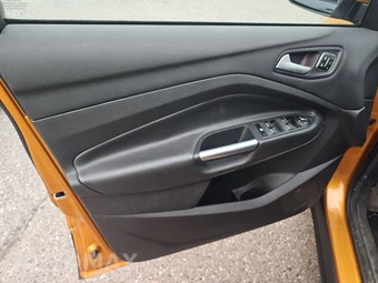 2016 Ford Escape Titanium – miniatura 9