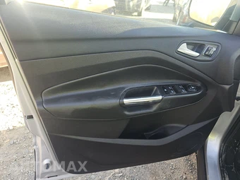 2016 Ford Escape Titanium – miniatura 9