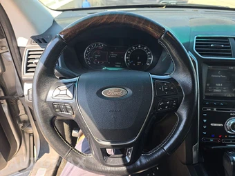 2016 Ford Explorer Platinum - miniatura 10