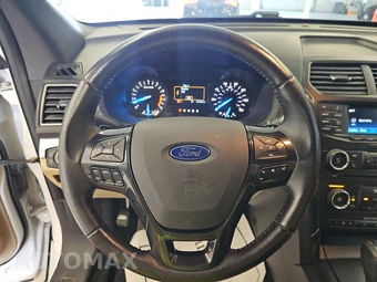 2016 Ford Explorer XLT – miniatura 10