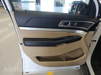 2016 Ford Explorer XLT – miniatura 9