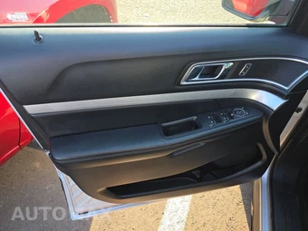 2016 Ford Explorer XLT – miniatura 9