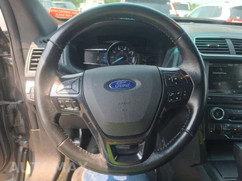 2016 Ford Explorer XLT – miniatura 10