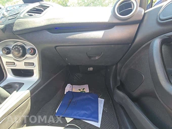 2016 Ford Fiesta SE Hatchback - miniatura 16