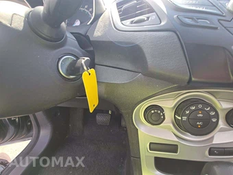 2016 Ford Fiesta SE Hatchback - miniatura 8
