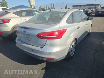 2016 Ford Focus S Sedan – miniatura 4