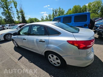 2016 Ford Focus S Sedan – miniatura 14