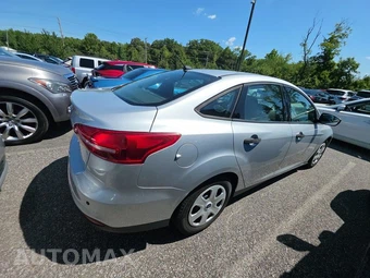 2016 Ford Focus S Sedan – miniatura 6