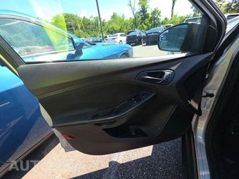 2016 Ford Focus S Sedan – miniatura 8