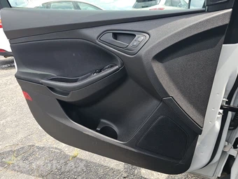 2016 Ford Focus S Sedan – miniatura 9
