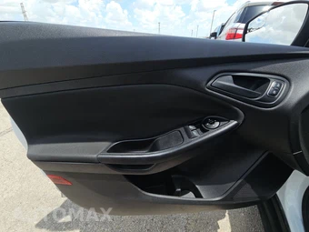 2016 Ford Focus S Sedan – miniatura 9