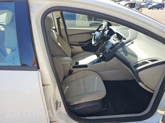 2016 Ford Focus SE – miniatura 8