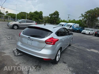 2016 Ford Focus SE Hatchback - miniatura 3