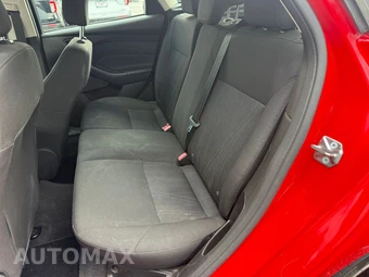 2016 Ford Focus SE Hatchback - miniatura 11