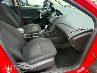 2016 Ford Focus SE Hatchback - miniatura 12