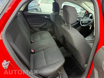 2016 Ford Focus SE Hatchback - miniatura 14