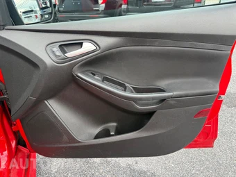 2016 Ford Focus SE Hatchback - miniatura 21