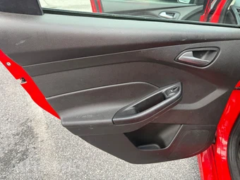 2016 Ford Focus SE Hatchback - miniatura 22