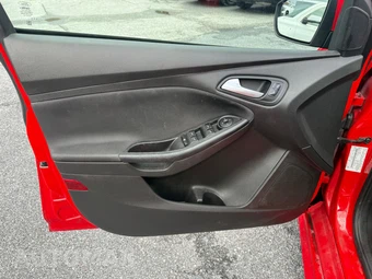 2016 Ford Focus SE Hatchback - miniatura 23