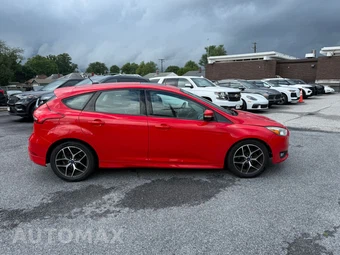 2016 Ford Focus SE Hatchback - miniatura 3