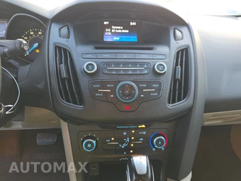 2016 Ford Focus SE Hatchback - miniatura 11