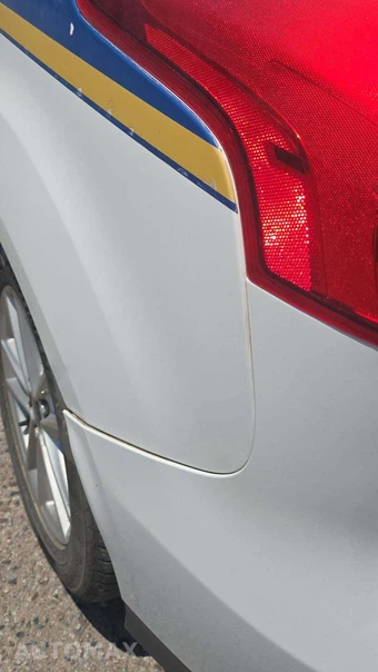 2016 Ford Focus SE Hatchback - miniatura 24