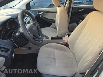 2016 Ford Focus SE Hatchback - miniatura 7