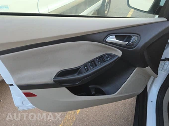 2016 Ford Focus SE Hatchback - miniatura 9