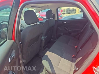 2016 Ford Focus SE Hatchback – miniatura 10