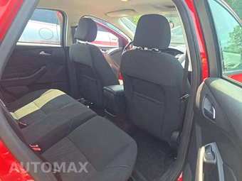 2016 Ford Focus SE Hatchback – miniatura 13