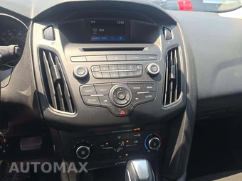 2016 Ford Focus SE Hatchback – miniatura 7