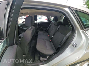 2016 Ford Focus SE Hatchback - miniatura 13