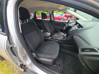 2016 Ford Focus SE Hatchback - miniatura 18