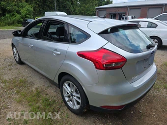 2016 Ford Focus SE Hatchback - miniatura 2