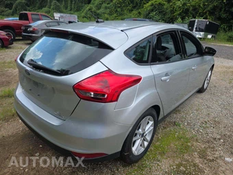 2016 Ford Focus SE Hatchback - miniatura 3