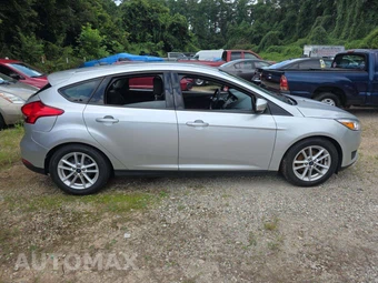 2016 Ford Focus SE Hatchback - miniatura 4