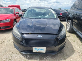2016 Ford Focus SE Hatchback – miniatura 2